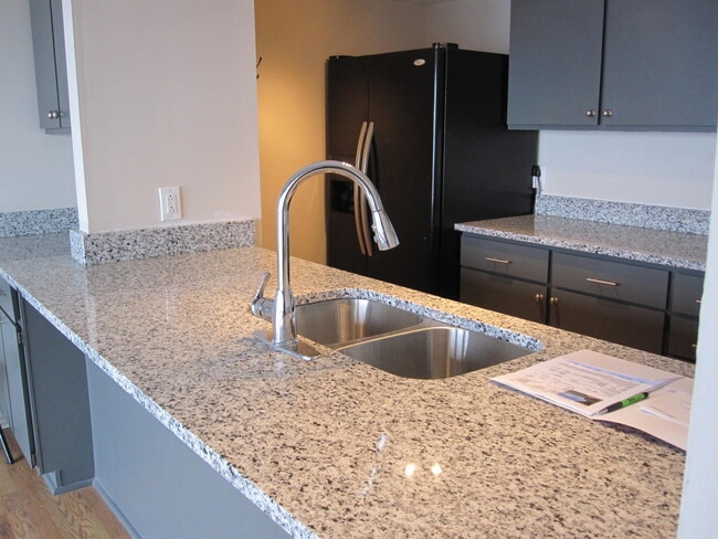 Building Photo - 820 Cliffs Dr