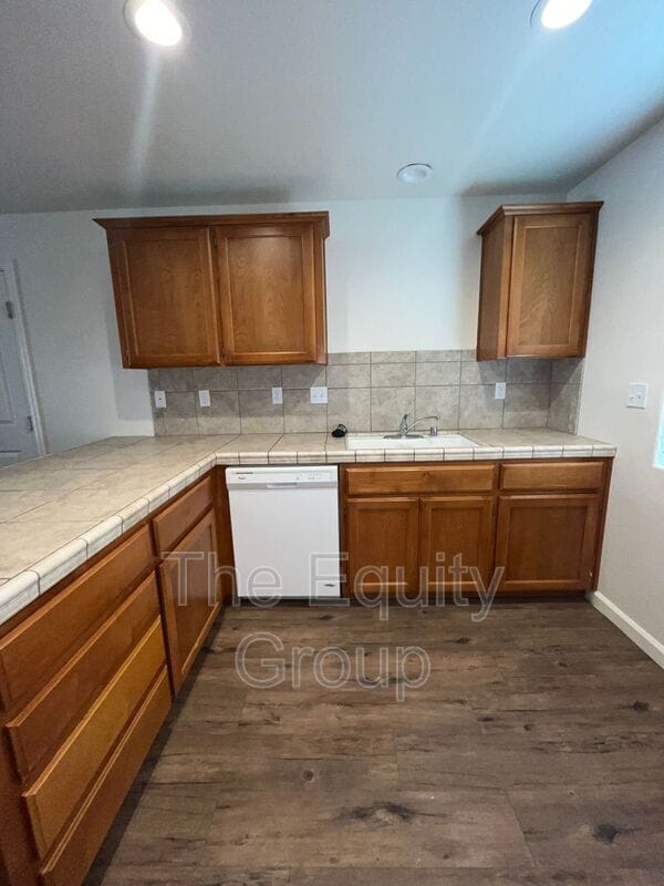 Building Photo - 2232 W Lark Ave