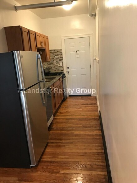 Building Photo - 5542 W Leland Ave