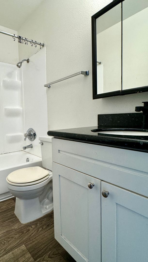 Building Photo - **$750 DEPOSIT + FREE FIRST MONTH'S RENT**Updated Top Floor Unit in Creston-Kenilworth Neighborho...