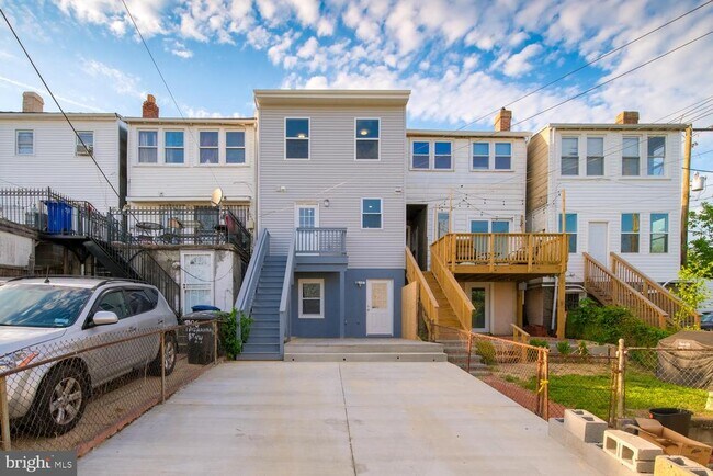 Building Photo - 704 Ingraham St NW