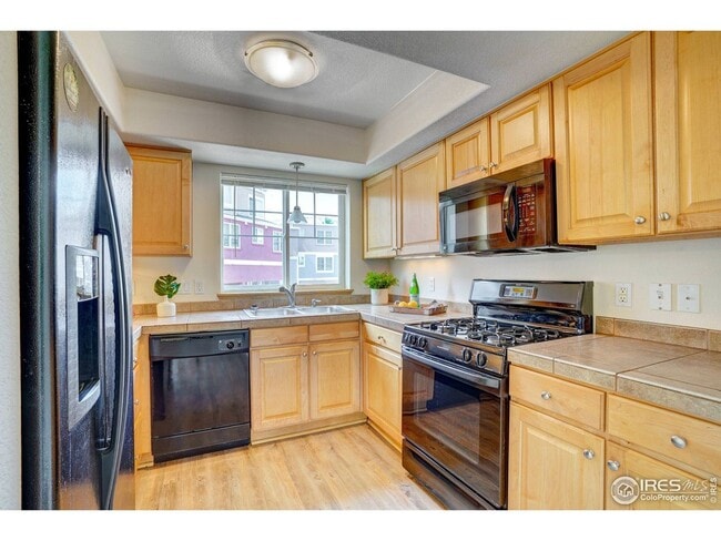 Building Photo - Bright & Beautiful 2-Level Condo in NoBo, available June 5th