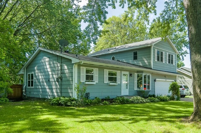 Building Photo - Nice Updated 3br/3ba In Wayzata (1 car garage)