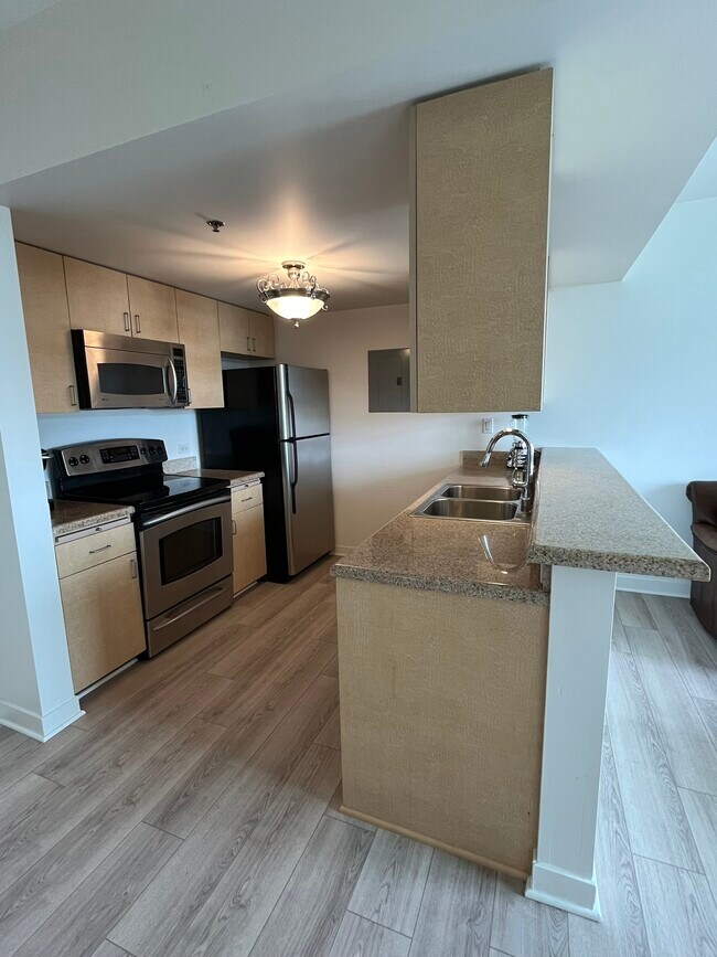 Building Photo - 425 W Beech St