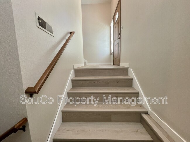 Building Photo - 324 SE 30th Ave