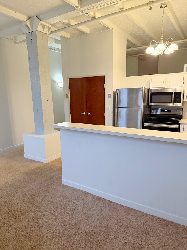 Building Photo - 1133 W 9th St