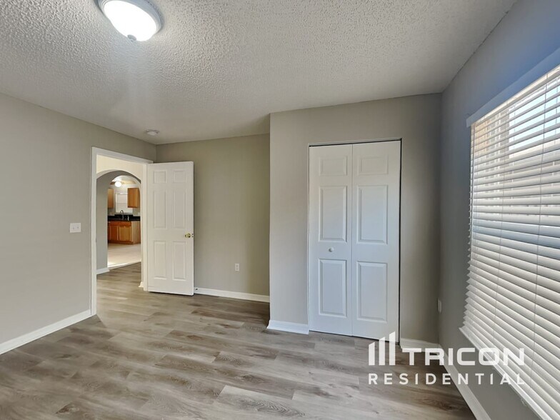 Building Photo - 12610 Lake Vista Dr
