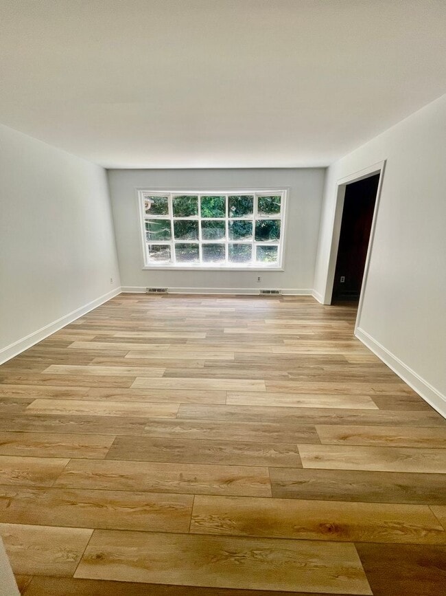 Building Photo - Welcome to the Classic 3 bedroom 1 1/2 bat...