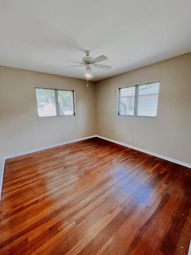 Building Photo - 3/1 AVAILABLE NOW!