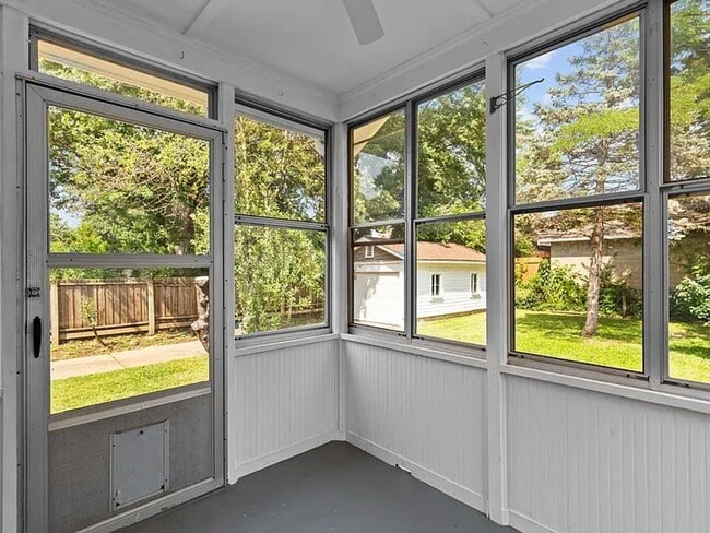 Building Photo - 2 bed 1 bath Maplewood home for Lease