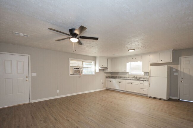 Building Photo - 1013 W Slaton Ave