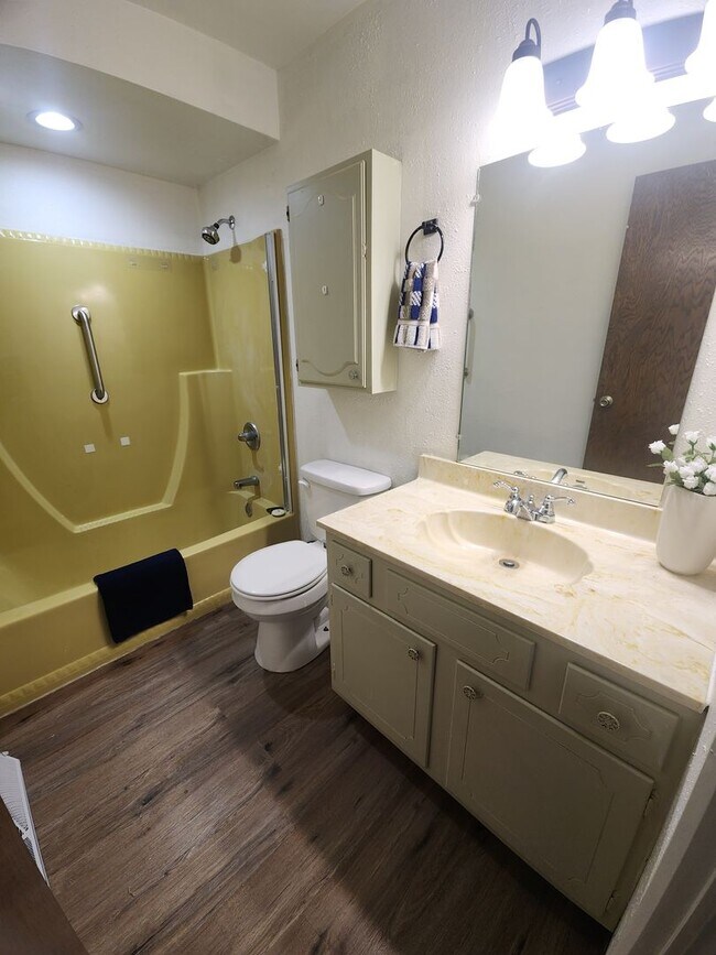 Building Photo - 706-708 N. Hawthorne Dr.