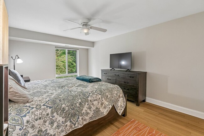 Building Photo - 2 bed/2 bath condo in Penn Valley