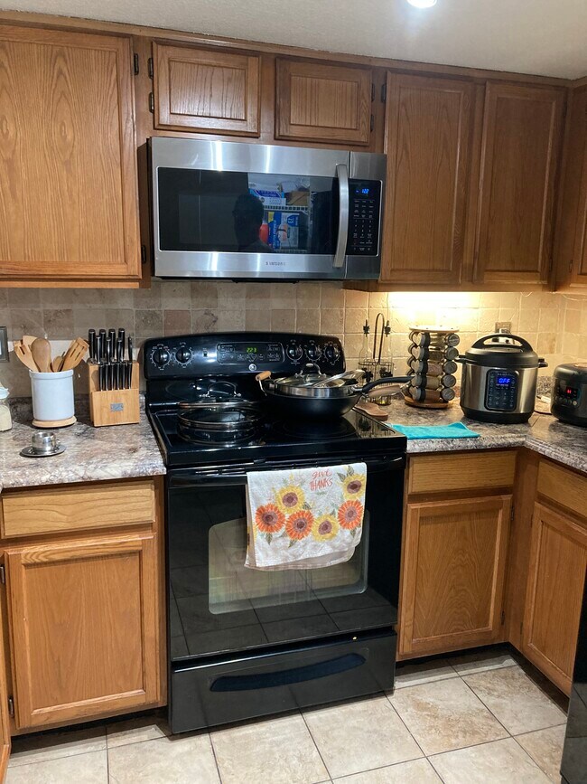 Building Photo - 7618 Colonial Ct