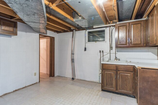 Building Photo - LARGE AND SPACIOUS, YET COZY AND QUAINT RANCH STYLE 4 BD, 3 BA HOUSE WITH DOUBLE ATTACHED GARAGE,...