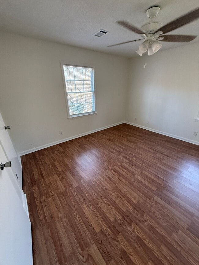 Building Photo - Whimsical in Lake Wildwood