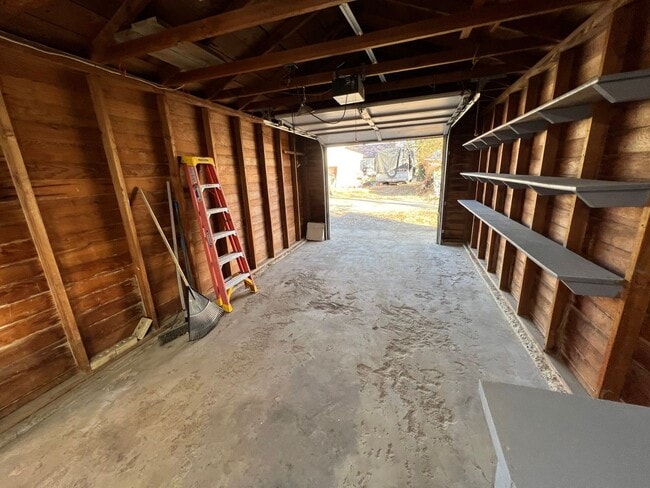 Building Photo - 3 Bed 2 Bath House