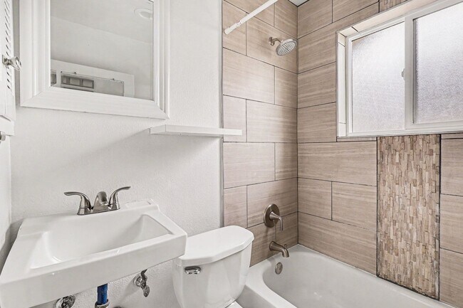 Building Photo - Available NOW! 3 Bedroom 2 Bath Beautiful Home in Denver!