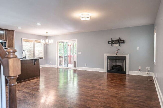 Building Photo - 555 N Saylor St