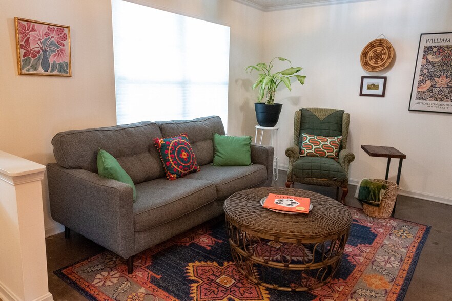 Living Room - 3270 Greenwich Ct