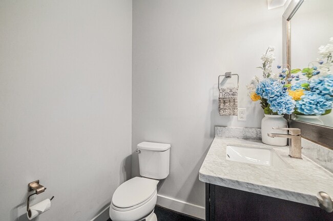 Building Photo - 925 Herkimer St