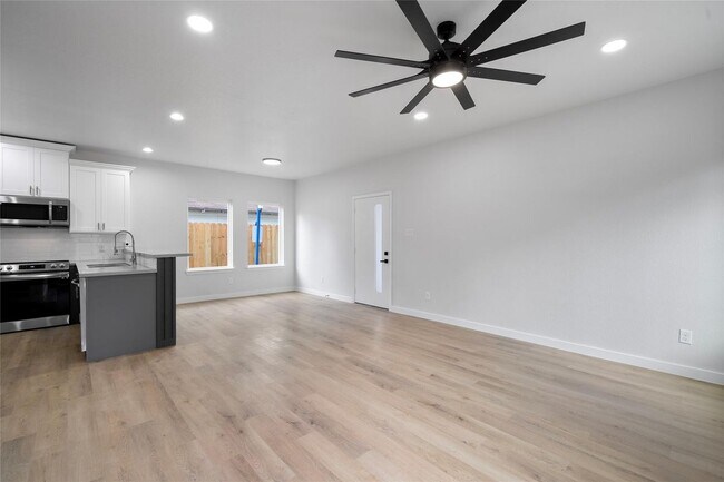 Building Photo - 7220 S Hall St