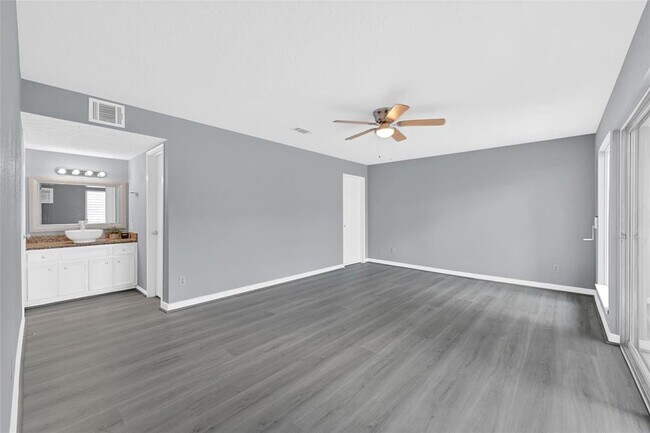 Building Photo - 10718 Boardwalk St