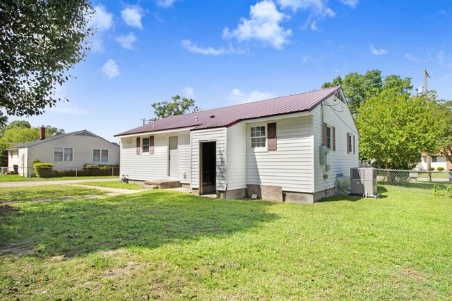 Building Photo - ADORABLE 3 BR | 1 BA HOME - 2 Car Detached...
