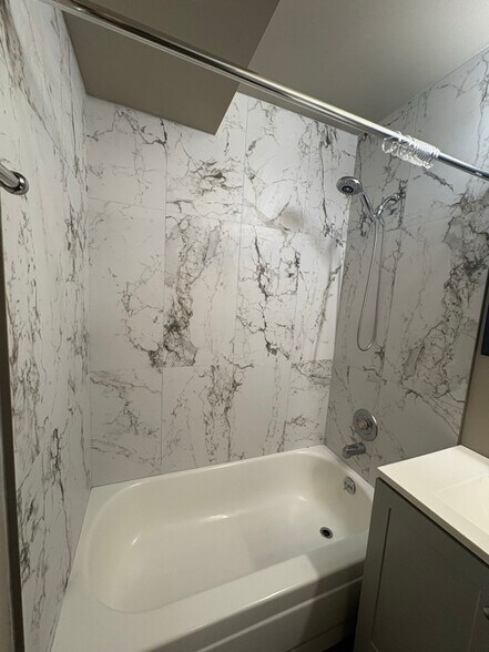 Building Photo - 1324 Geneva Dr