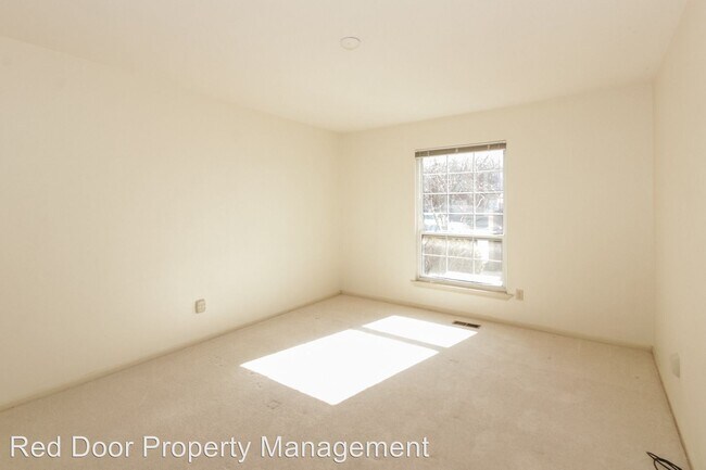 Building Photo - 7450 Lions Head Dr