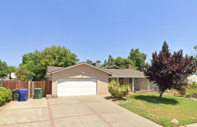 Primary Photo - South Redding Home with Pool!