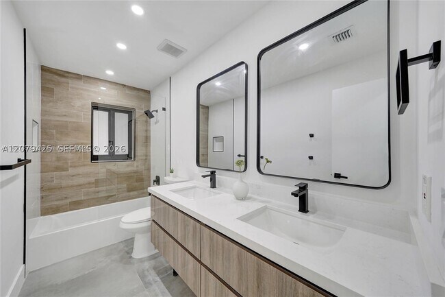 Building Photo - 3352 Lakeview Dr