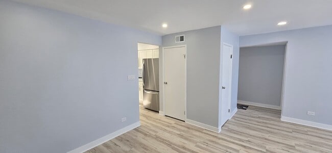 Building Photo - 9475 Bay Colony Dr