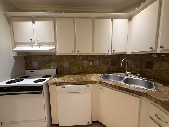 Building Photo - 136 NE 19th Ct