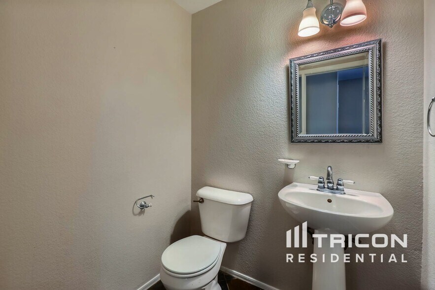 Building Photo - 15923 N 169th Dr