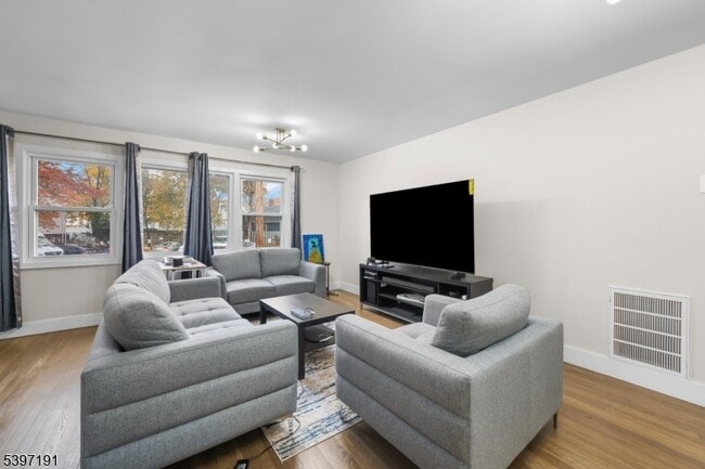 Building Photo - 22 Crescent Ct