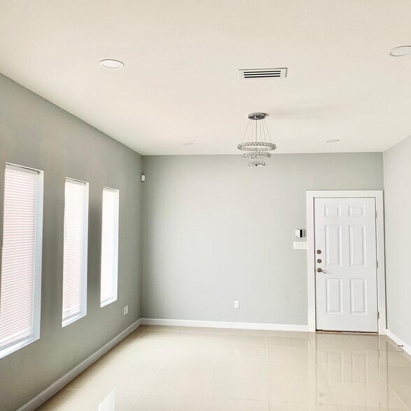 Building Photo - 2016 Summerland Ln