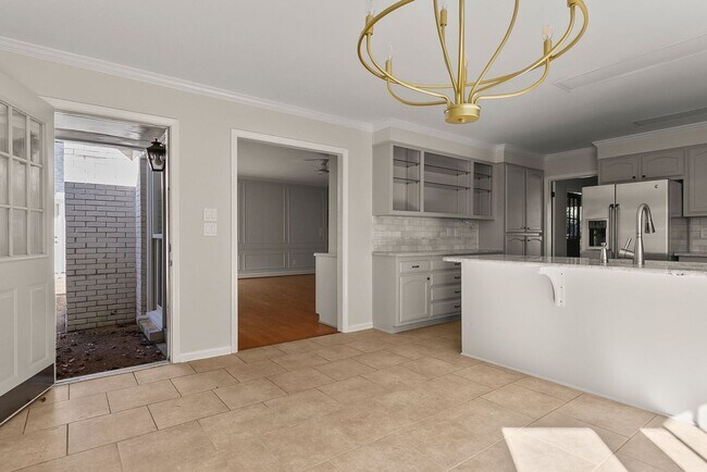 Building Photo - Beautiful 4 Bed 2.5 Bath Available Now!