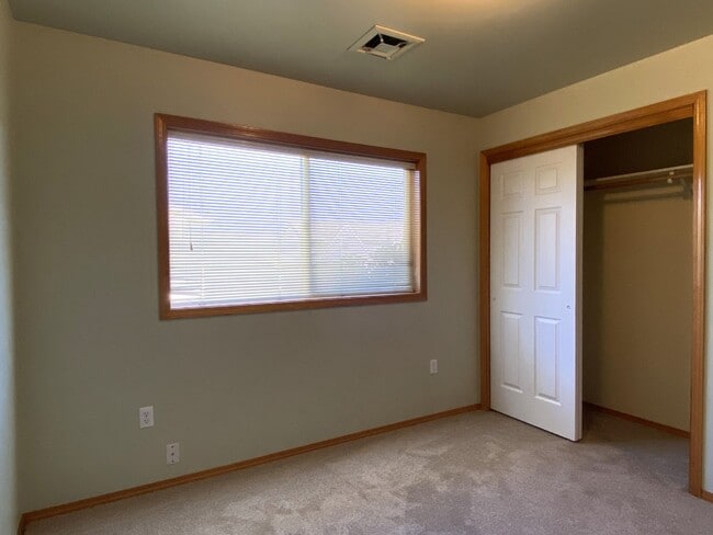 Building Photo - Single-Level Simplicity