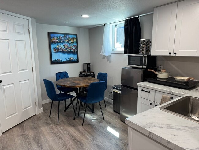 Building Photo - Fully Furnished 1-Bedroom Apartment – Private Entry – Sellwood