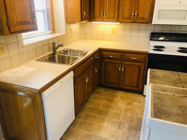 Building Photo - {1601} Spacious Duplex + Two Car Garage + Finished Basement + Fort Osage School District