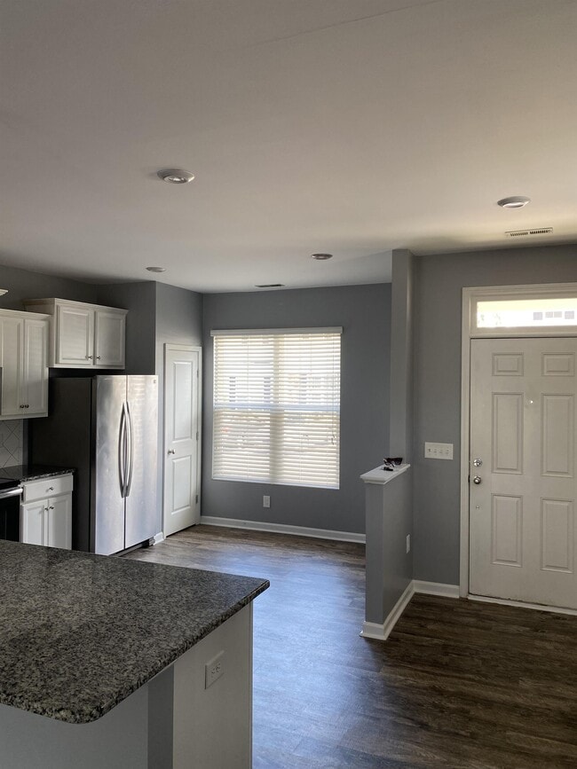 Building Photo - 8960 Commons Townes Dr