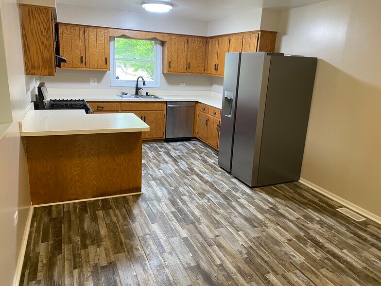 Building Photo - 2461 Red Oak Trl