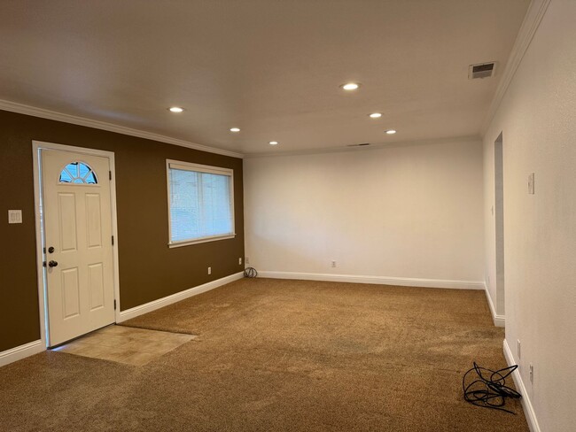 Building Photo - Single level home on large lot