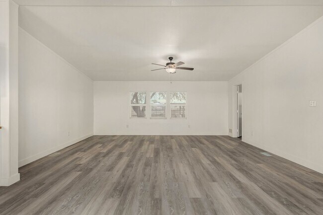 Building Photo - 1.25 Acre 5 Bedroom 3 Bathroom Horse Property in Florence!