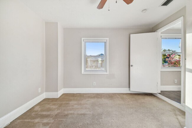 Building Photo - Charming 3 bed 2 bath North Kenwood home w...