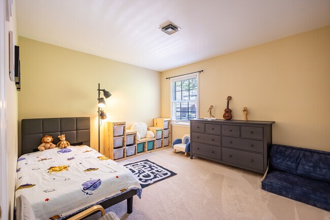 Building Photo - 1620 Clearview Dr