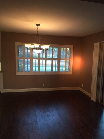 Building Photo - 2000 Karen St