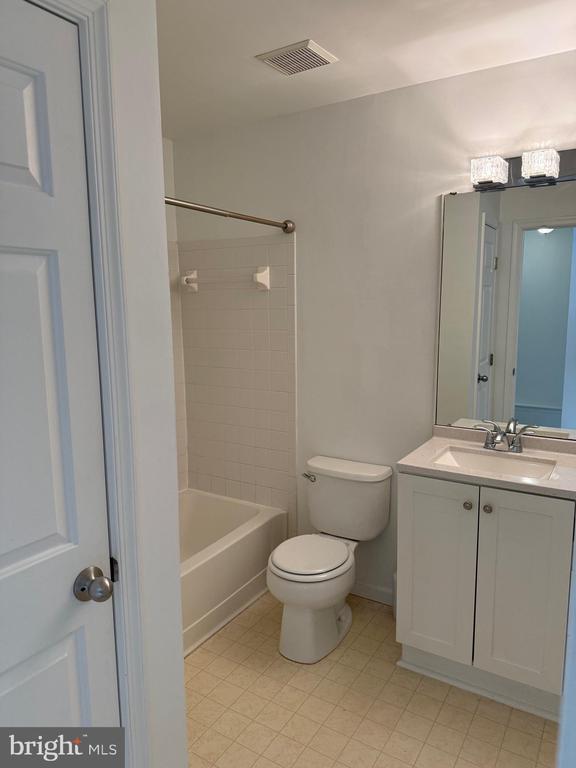 Building Photo - 3 Coachlight Dr