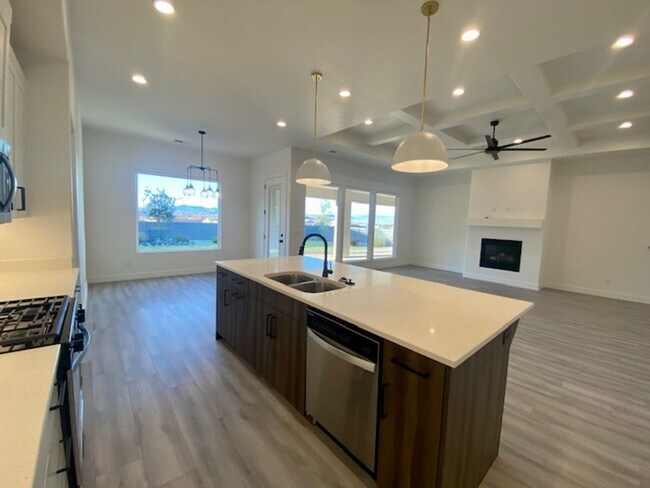 Building Photo - SPACIOUS HOME FOR RENT!